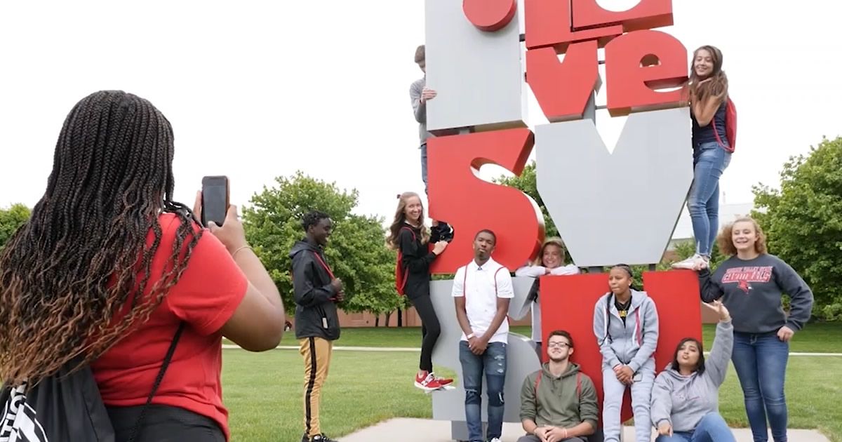 Students at the I love SVSU sign