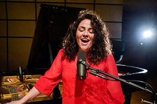 Alivia Combs singing in holiday 2018 video